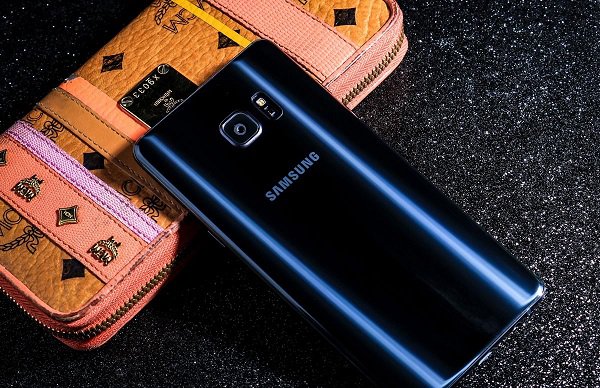 三星Note7爆炸原因揭秘：精湛的外觀是罪魁禍?zhǔn)?/><br/>三星Note7</p><p>三星在Note 7上第一次用到了7000系列的鋁合金，這種材料與S7的邊框相比在強(qiáng)度和耐用性方面都要好不少。在Note7上，三星還用到了史上最大的3D曲面屏幕。同時，為了追求對稱的效果，三星將機(jī)身背部也做成了3D玻璃。借助3D曲面屏，Note7成了史上寬度最小的Note系列機(jī)型。因此，從外觀來看，Note7確實(shí)有種溫潤如玉的感覺。</p><p>不過，這樣完美的外觀設(shè)計卻最終斷送了Note 7的前程。第一次召回發(fā)生后，泄露的文件顯示三星旗下SDI公司生產(chǎn)的電池存在公差，它比Note7機(jī)身的電池倉稍大（頭發(fā)絲大小的誤差）。<strong>因此裝配時只能用力塞進(jìn)去，這就造成了機(jī)身內(nèi)的隔離板離邊框太近，一旦遭遇外力，電池正負(fù)極就會沖破隔離板相互接觸，造成短路起火。此外，研究人員發(fā)現(xiàn)由其他代工廠生產(chǎn)的絕緣膠帶也存在質(zhì)量問題。</strong></p><p style=