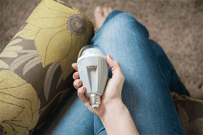 你見過懸浮充電，那你見過燈泡給手機(jī)充電嗎？