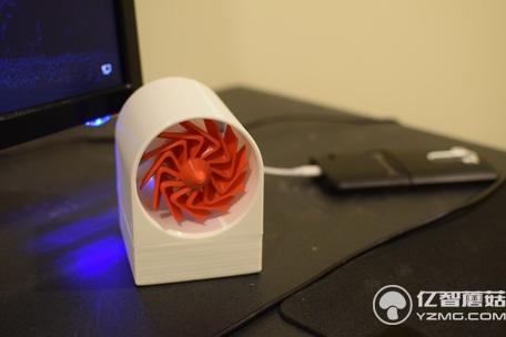 移動電源內(nèi)置風力發(fā)電機 真正的“邊騎邊充電”