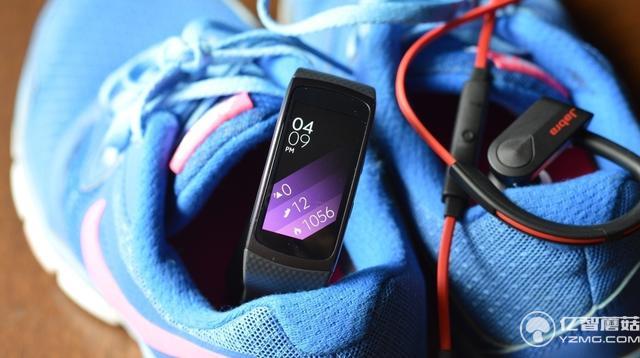 Gear Fit 2終于升級了 不然仰臥起坐得自己數(shù)