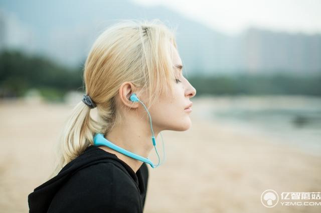 真正防水的藍(lán)牙無(wú)線耳機(jī) 戴著游泳耳塞都省了