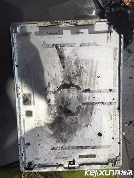 蘋果iPad Air充電時(shí)爆炸 威力巨大現(xiàn)場慘烈
