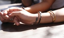 這個(gè)TUCK手環(huán)可以幫你掩飾一下 頭繩綁手腕上太難看？