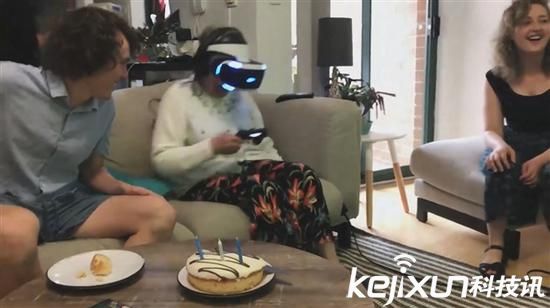 80歲老奶奶玩PS VR 掏出真槍射擊屏幕！