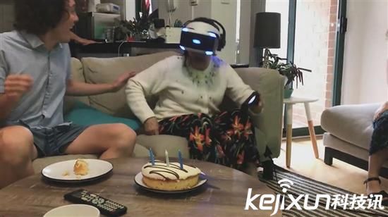 80歲老奶奶玩PS VR 掏出真槍射擊屏幕！