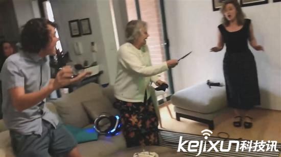 80歲老奶奶玩PS VR 掏出真槍射擊屏幕！