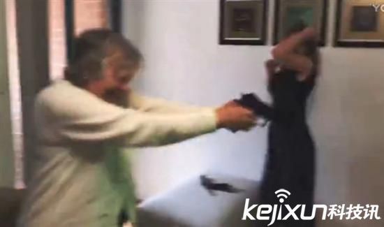 80歲老奶奶玩PS VR 掏出真槍射擊屏幕！