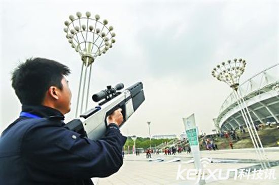 武漢警方配備無人機反制槍  發(fā)射電磁波對抗黑飛