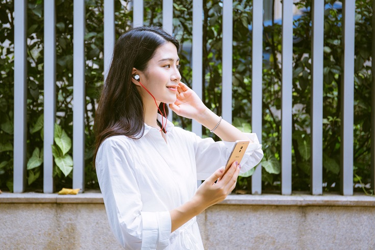魅藍(lán)EP52美女體驗(yàn)圖賞 魅藍(lán)EP52耳機(jī)如何？