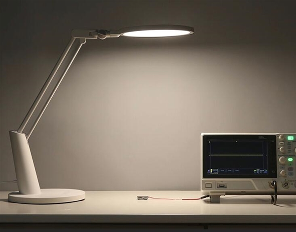 小米眾籌Yeelight智能護(hù)眼臺(tái)燈在京東首發(fā) 499元。