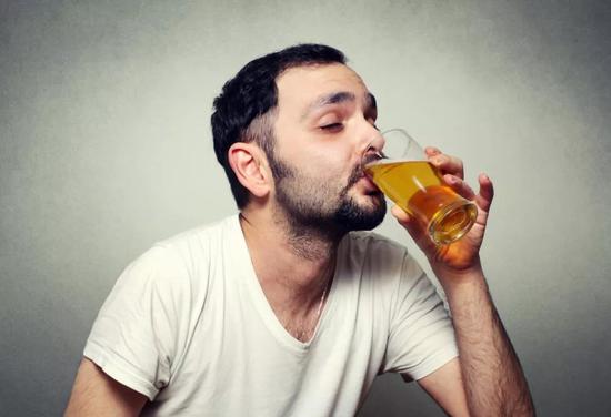喝口啤酒壓壓驚。圖片來(lái)源：圖蟲創(chuàng)意