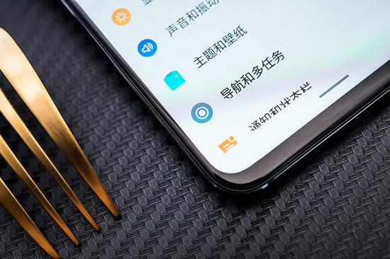 ▲魅族X8擁有超窄邊框設(shè)計(jì)