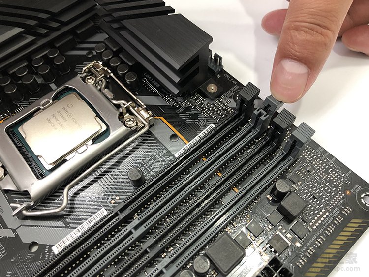 臺式電腦內(nèi)存條怎么安裝？臺式機(jī)雙通道內(nèi)存安裝圖解方法教程